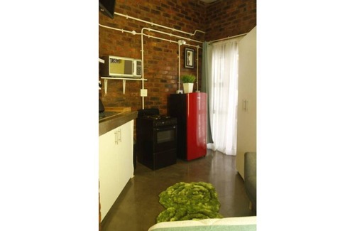 Downtown Johannesburg Apartment | Neat over-night stay apartment in vibey Maboneng