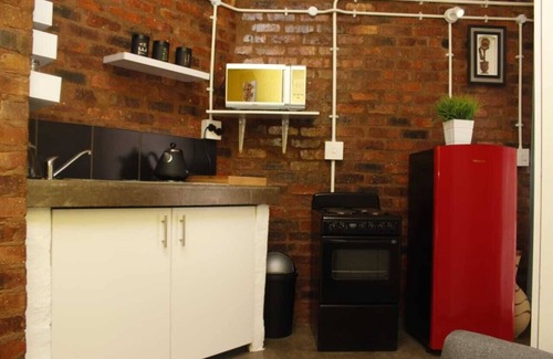 Downtown Johannesburg Apartment | Neat over-night stay apartment in vibey Maboneng