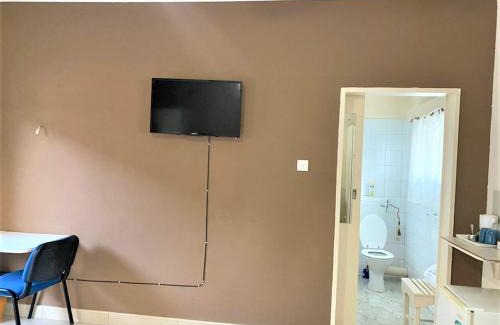 Bulawayo Apartment | Neat standard room in guesthouse - 2088