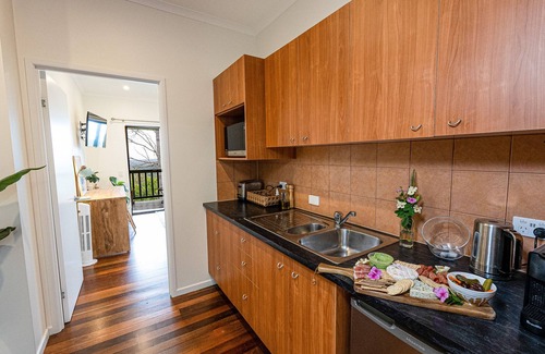 Mudgeeraba Cottage | Nebesa Nature retreat, Lover's Cockatoo Cabin, fire pit and spa