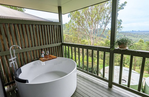 Mudgeeraba Cottage | Nebesa Nature retreat, Lover's Cockatoo Cabin, fire pit and spa