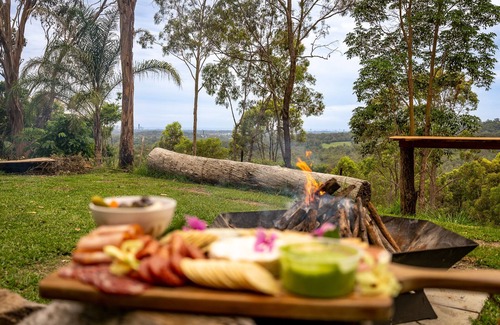 Mudgeeraba Cottage | Nebesa Nature retreat, Lover's Cockatoo Cabin, fire pit and spa