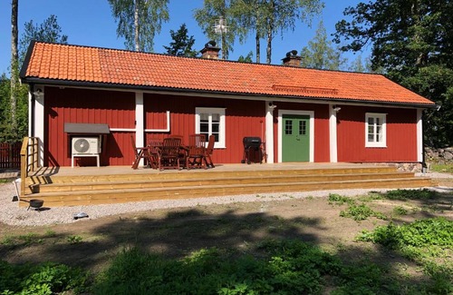 Edsbro Villa | Nedanby | Cottage | Idyllic location | Porch | Grill