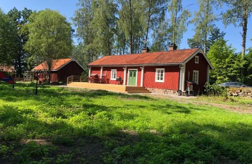 Edsbro Villa | Nedanby | Cottage | Idyllic location | Porch | Grill