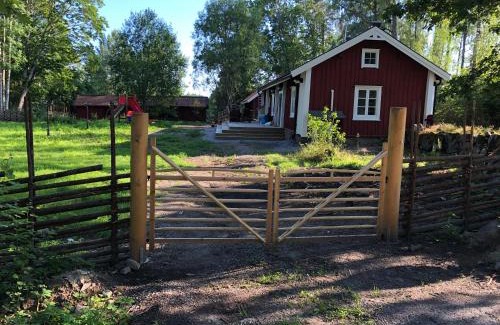 Edsbro Villa | Nedanby | Cottage | Idyllic location | Porch | Grill