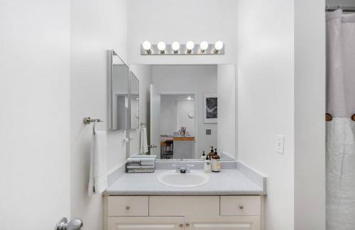 Belltown Apartment | Needle's Edge - 99 Walkscore!