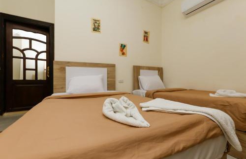 Kafrat al Jabal Hotel | Nefertiti city center Pyramids View