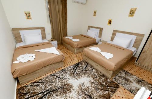 Kafrat al Jabal Hotel | Nefertiti city center Pyramids View