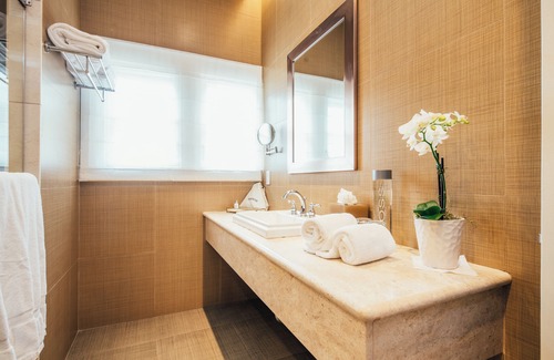 Lower Pacific Heights Hotel | Neighbourgood Sutter Mansion