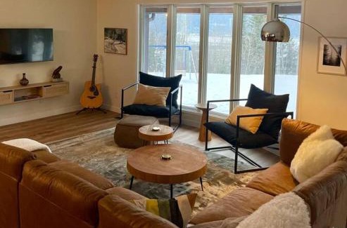 Golden House | Nell's Mountain Lodge - Arcade Hottub Fire Pit 5 Acres