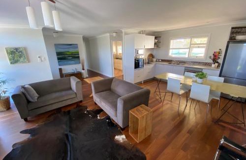 Mira Mar House | Nelson Cottage - relaxed retro, modern and original