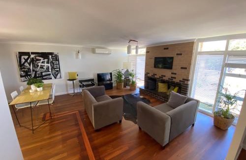 Mira Mar House | Nelson Cottage - relaxed retro, modern and original