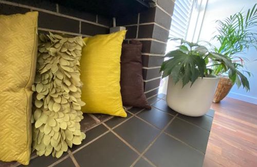 Mira Mar House | Nelson Cottage - relaxed retro, modern and original