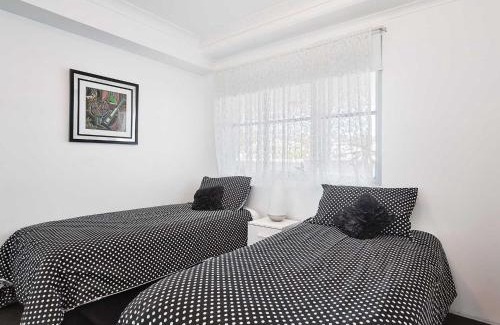 Nelson Bay Apartment | Nelson Towers, 9,71a Victoria Parade - unit in the heart of Nelson Bay with water views, air conditioning and Wi-Fi