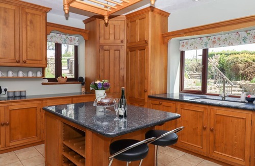 Butcombe Cottage | NEMPNETT FARMHOUSE, pet friendly, with hot tub in Blagdon