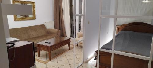 Agios Onoufrios Apartment | Neoclassical apartment in kadmia
