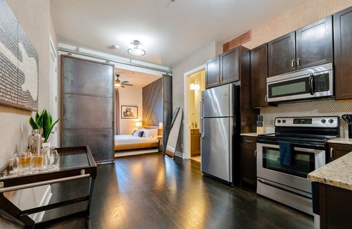 West End Condo | Neon Daes Amazing 1 Bedroom Near Vandy and Broadway!