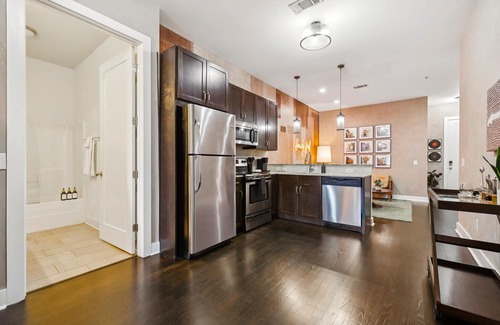 West End Condo | Neon Daes Amazing 1 Bedroom Near Vandy and Broadway!