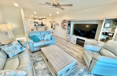 Innerarity Townhomes House | Neptune's Landing: Bay Views, Pool & 2 Kayaks