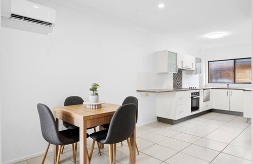 Surfers Paradise Apartment | Nerang to Surf Riverside Stay near Paradise Buzz