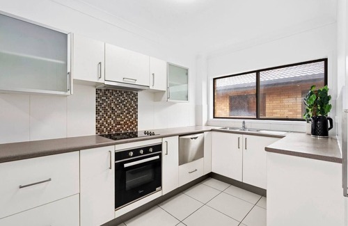 Surfers Paradise Apartment | Nerang to Surf Riverside Stay near Paradise Buzz