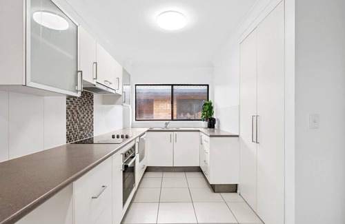 Surfers Paradise Apartment | Nerang to Surf Riverside Stay near Paradise Buzz