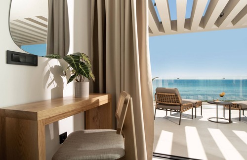 Akrotiri Villa | Nerea Deluxe Seafront Villa, Iconic Infinity Pool