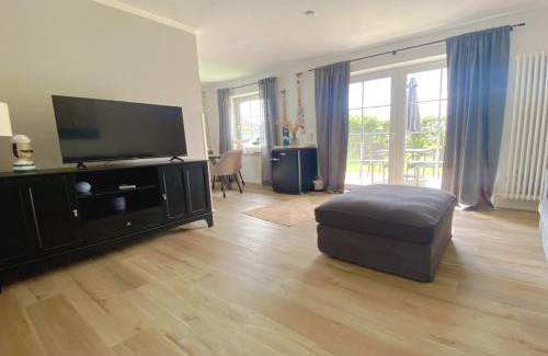 Neßmersiel Apartment | Nessmersiel, Renovierte Erdgeschosswohnung mit Garten in Deichnähe, Wallbox, Bettwäsche inklusive