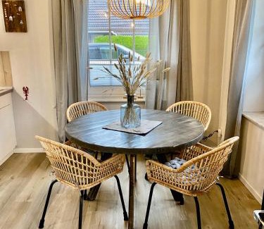 Neßmersiel Apartment | Nessmersiel, Renovierte Erdgeschosswohnung mit Garten in Deichnähe, Wallbox, Bettwäsche inklusive
