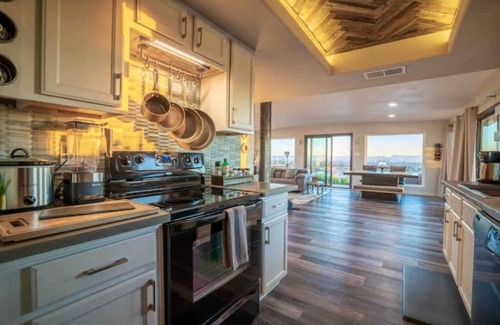 North Mountain House | "Nest" 360degree views of Phx -friends couples Decks Hot Tub