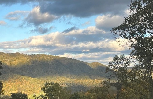 Blacksburg Cabin | Nest in the Woods: New cabin with stunning views of Paris Mountain. 5 min. to VT