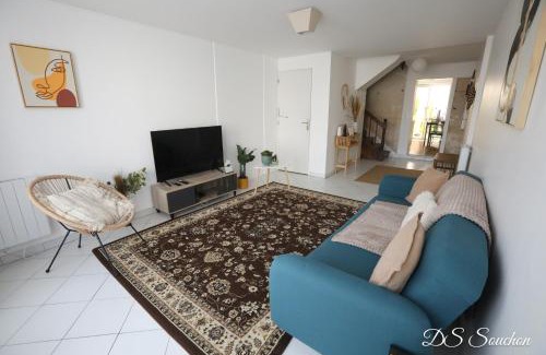 Saintes House | Nest - Maison Rénovée, Parking gratuit, Fibre
