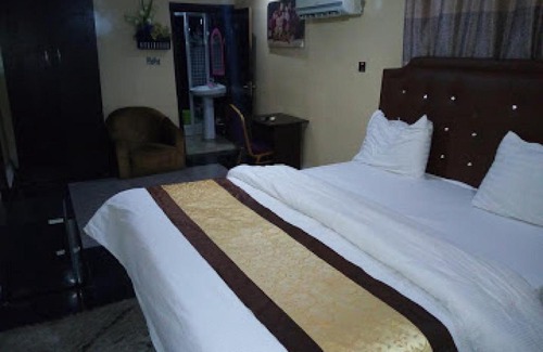 Ibadan Cabin | Nest Spa And Suites - Standard Executive