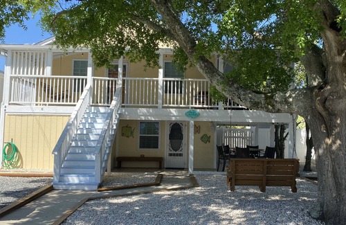 Wrightsville Beach Cottage | Nestled between the BEACH & BANKS CHANNEL- walk to PIER, RESTAURANTS & GROCERY!