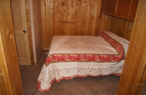 Sutton House | Nestled in a quiet community in the Mountains near the Matanuska Glacier