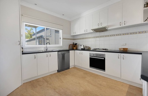 Lakes Entrance House | Nestled just 250 meters from the scenic Lakes Entrance shoreline