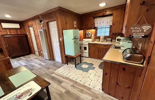 Central Newport News Cottage | Nestover - Cozy cottage close to James River, shopping, & eateries!