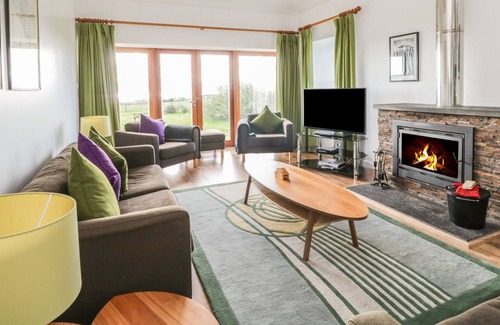 Rothesay Cottage | NETHER STRAVANNAN NORTH, pet friendly in Rothesay, Isle Of Bute