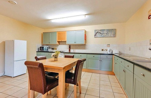 Eaton Mascott House | Netley Hall - Peach Tree by Interhome