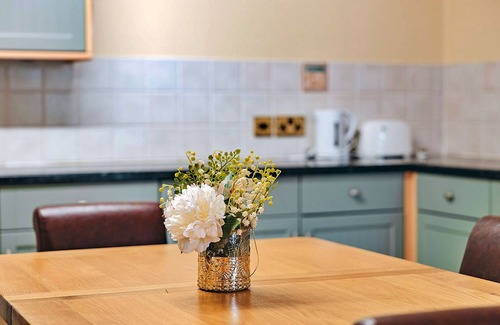 Eaton Mascott House | Netley Hall - Peach Tree by Interhome