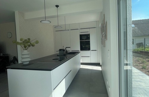 Niederzug House | Neues, Modernes Ferienhaus Zugzuflucht 3 Schlafzimmer mit Terrasse und Garten