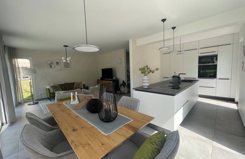 Niederzug House | Neues, Modernes Ferienhaus Zugzuflucht 3 Schlafzimmer mit Terrasse und Garten