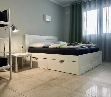 Freiberg am Neckar Apartment | Neuwertiges Apartment mit schnellem WLAN, Glasfaser, Kostenlose Privatparkplatz auch für Transporter geeignet R24