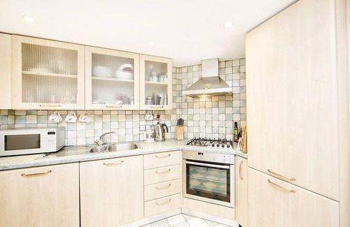 Earl's Court Apartment | NEVERN SQUARE, KENSINGTON - Sunny 1 Bed, 1 bath apartment with communal garden