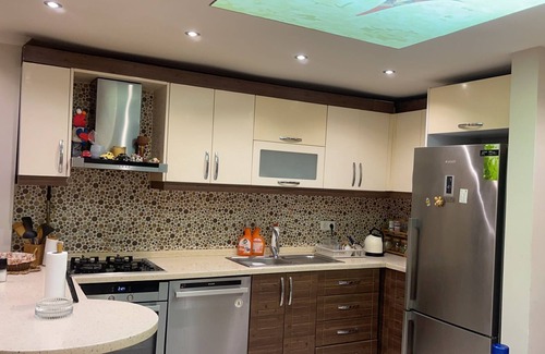 Beylikduzu Apartment | Nevrest lights 5 minutes to the theme park! Family-sized & Pet friendly