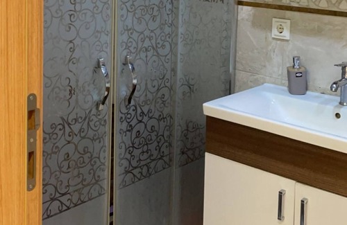 Beylikduzu Apartment | Nevrest lights 5 minutes to the theme park! Family-sized & Pet friendly