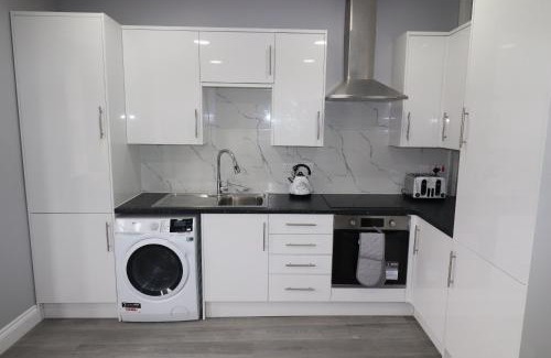Dartford Apartment | NEW 1 BED FLAT IN DARTFORD AIRPORT PICK,DROP AVAILABLE- 40 Mins into London -FIBRE BROADBAND-10 MINS WALK TO CITY CENTRE