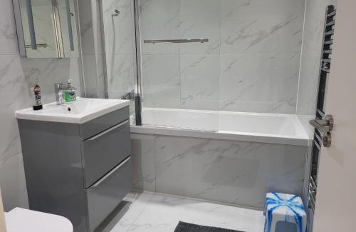 Dartford Apartment | NEW 1 BED FLAT IN DARTFORD AIRPORT PICK,DROP AVAILABLE- 40 Mins into London -FIBRE BROADBAND-10 MINS WALK TO CITY CENTRE