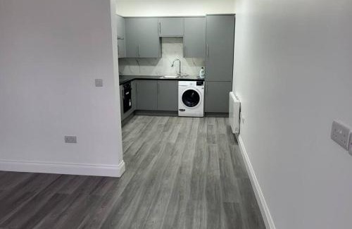 Dartford Apartment | NEW 1 BED FLAT IN DARTFORD AIRPORT PICK,DROP AVAILABLE- 40 Mins into London -FIBRE BROADBAND-10 MINS WALK TO CITY CENTRE