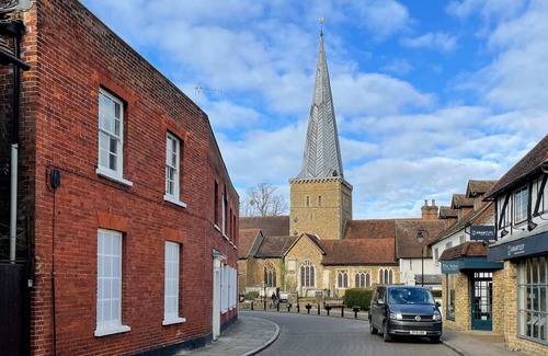 Chilworth Apartment | New 1 bed interior designed apartment, 55 mins to London